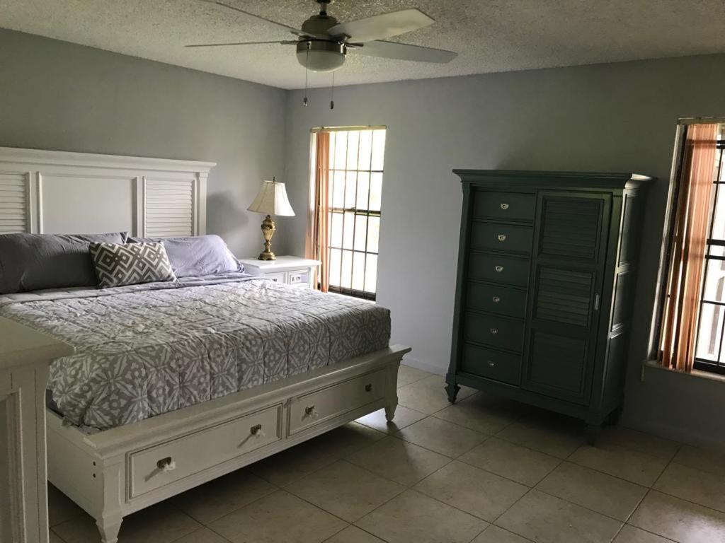 82-10Sw 135Av Villa Маями Екстериор снимка