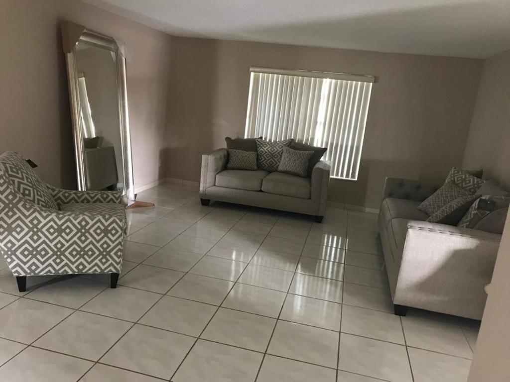 82-10Sw 135Av Villa Маями Екстериор снимка